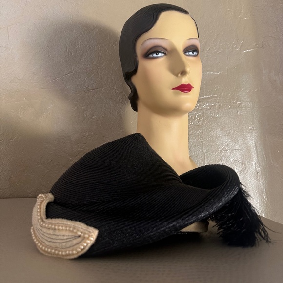 IMPRESSIVE 1940s BLACK STRAW WITH POINTY CROWN - VELOUR & PEARL TRIM + FEATHER - Picture 11 of 13